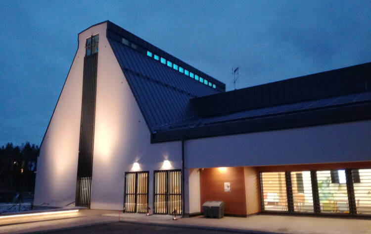 Söderkullan kirkon julkisivu iltavalaistuksessa