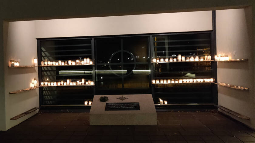 Pyhäinpäivän kynttilöitä palamassa Söderkullan kirkolla.