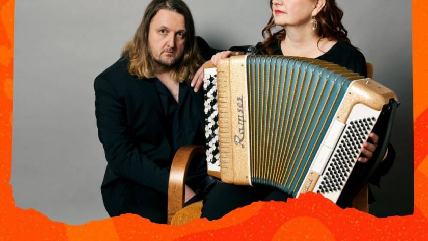 Taiteilijoiden yhteiskuva, Marialla harmonikka sylissä