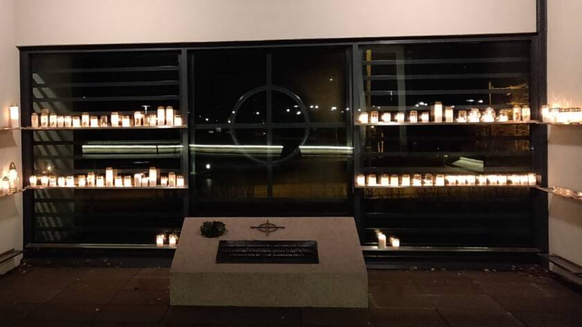 tända gravljus vid Söderkulla kyrka