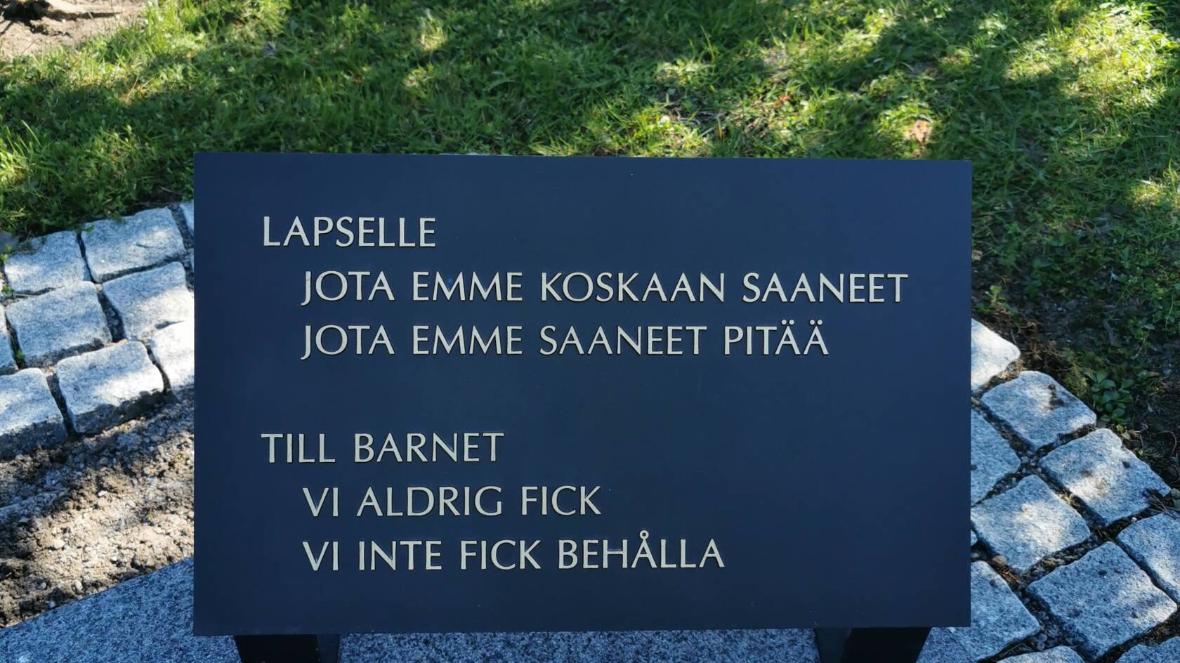 Kuva tyhjän sylin muistopaikasta.